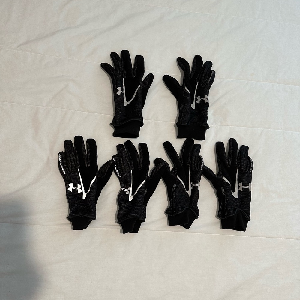 2 pair of black under Armor winter - ski gloves 2 pairs are XS